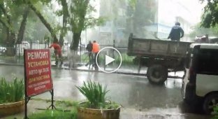 Укладка асфальта под дождем в Симферополе