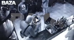 Офицера ФСБ избили возле московского бара