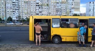 В Киеве мужчины в трусах устроили пикник в маршрутке