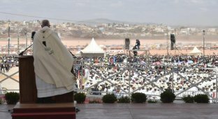 На Мадагаскаре: месса папы римского собрала миллион слушателей (9 фото)