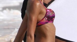 Эрин Хетертон на пляже в бикини (9 Фото)