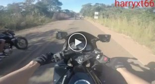 Мотоциклист помог другому мотоциклисту в его проблеме