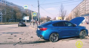 В Петербурге женщина устроила ДТП и сама пострадала (3 фото + 1 видео)