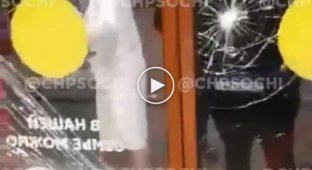 Дебоширка в Сочи вышибла стеклянную дверь магазина, рассердившись на замечание продавца (мат)