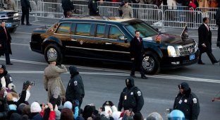 Лимузин Обамы застрял на выезде из посольства (10 фото + 2 видео)