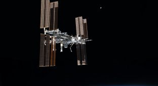 На МКС произошла утечка воздуха, экипаж укрылся в российском сегменте станции (3 фото)