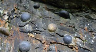 В Китае скала откладывает каменные яйца (9 фото)