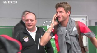 Футболист Баварии решил позвонить по паспорту, чтобы не общаться с журналистами