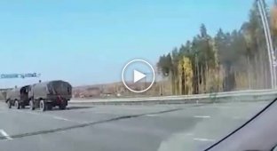 КамАЗы на жесткой сцепке ДТП с двумя военным грузовиками в Екатеринбурге
