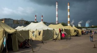 "Палаточный городок" для мигрантов в Москве (26 фото)