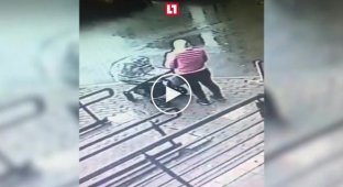 В Москве на женщину с ребёнком упало окно с пятого этажа
