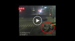 Двух мотоциклистов снесло на перекрестке