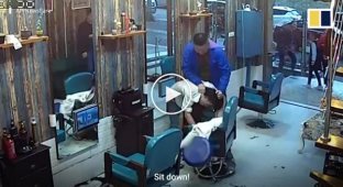 Недовольный клиент подстриг парикмахера за плохую стрижку