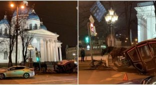 В Санкт-Петербурге карета с лошадьми попала в аварию на дороге (2 фото)