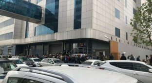 В Краснодаре у транспортного департамента мэрии столпилась очередь (3 фото + видео)