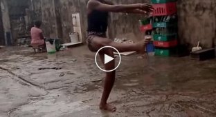 Мальчик из Нигерии, танцующий под дождем, будет учиться балету в Нью-Йорке