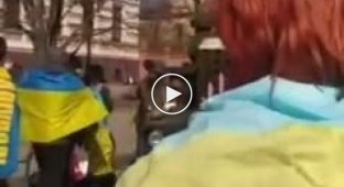 В оккупированном Херсоне российские солдаты пытаются запугать демонстрантов выстрелами в воздух