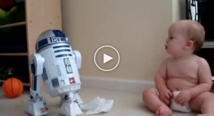 Малыш общается с роботом