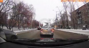 В Екатеринбурге быстрый водитель BMW влетел в столб (мат)