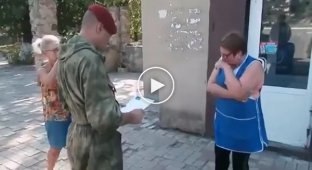 Жительница РФ получает документ о смерти сына, воевавшего за ЛНР