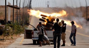 Повстанцы в Ливии атакуют последние очаги сопротивления сил Каддафи (40 фото)