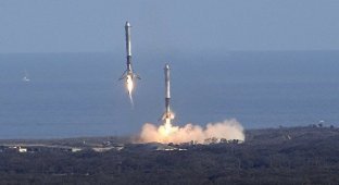 Два боковых ускорителя Falcon Heavy успешно совершили вертикальную посадку (2 фото)