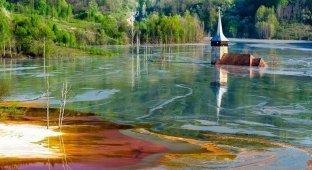 Румынская деревня, на месте которой образовалось токсичное озеро (10 фото)