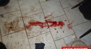 Полицейский, играя с пистолетом, выстрелил себе в ногу (2 фото)