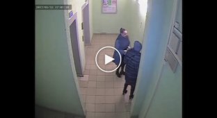 Девушка мощным пинком загнала в лифт пассажиров после слуйчаной подножки