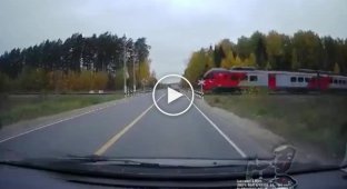 Водитель на Hyundai Getz столкнулся с поездом в Ивановской области