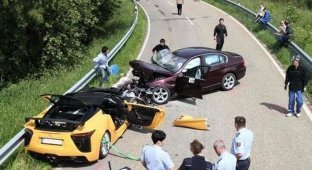 Тест-драйв Lexus LFA и BMW закончился лобовым столкновением