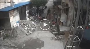Камера сняла чудесное спасение жителя Индии во время землетрясения
