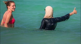 Как купаются в море мусульманки (5 фото)