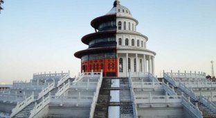 В Китае появились объединенные в единое здание Капитолий и храм Неба (7 фото)