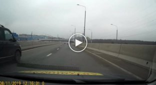 Падение мотоциклиста с эстакады в Москве