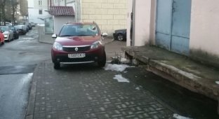 Водитель из Белоруссии поплатился за парковку на тротуаре возле дома (2 фото)