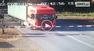 Польский водитель грузовика против поезда
