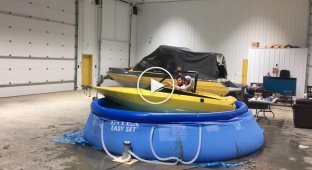 Два пьяных приятеля на лодке в бассейне пытались попасть домой