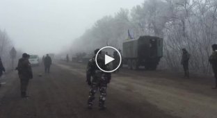 Дебальцево. Украинские военные играют в футбол