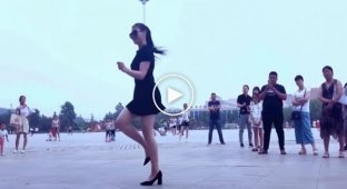Китаянка красиво танцует под казахскую песню