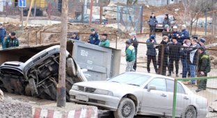  В Южном Бутово под землю провалились четыре автомобиля (18 фото)