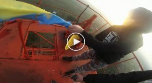 В Гощанском районе руферы на четь воинов АТО подняли флаг Украины на высоте 170 метров