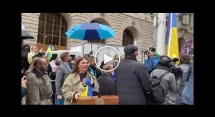 Мэр Нью-Йорка Эрик Адамс торжественно поднял украинский флаг на флагшток в центре города