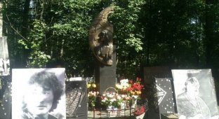 Полиция проверяет информацию об осквернении могилы Виктора Цоя (2 фото)