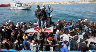 Мигранты из Туниса и Ливии заполонили остров в Италии (20 фото)