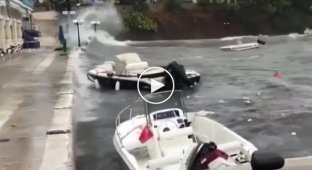 Шторм в Греции раскидывает лодки на берегу
