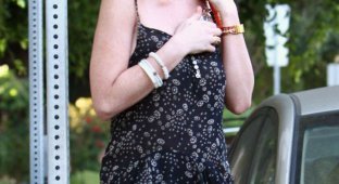 Линдси Лохан с коротеньком платье (5 Фото)