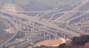 В Китае завершилось строительство одной из сложнейших дорожных развязок в мире (6 фото)