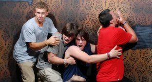 Страшно смешно: фотографии людей, побывавших в комнате страха (11 фото)