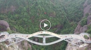 Новый пешеходный мост над ущельем в Китае